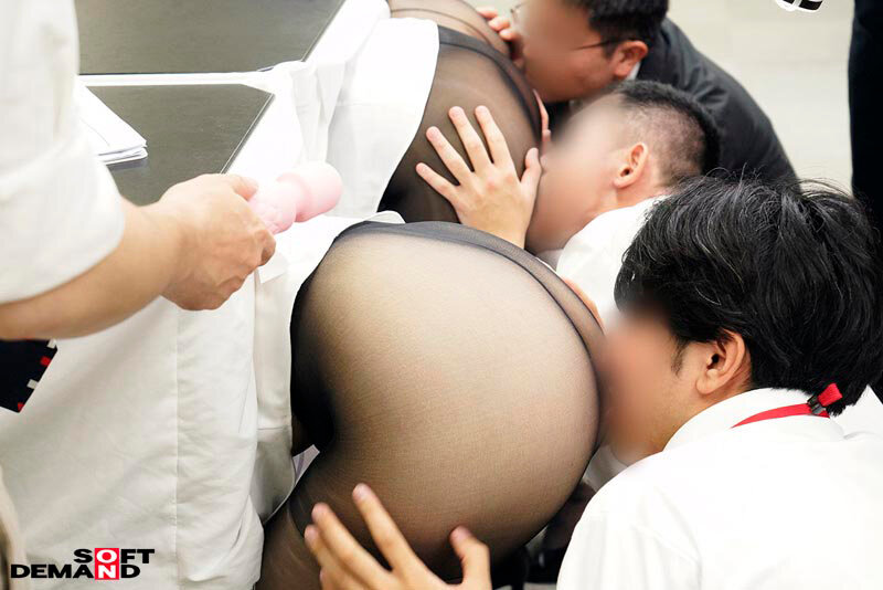 「阿南佳奈美・大野茅冬・岩ヶ谷暁美のOL黒パンスト尻フェチ局部アップ！同僚女子社員の魅惑シーン」のサンプル画像17枚目