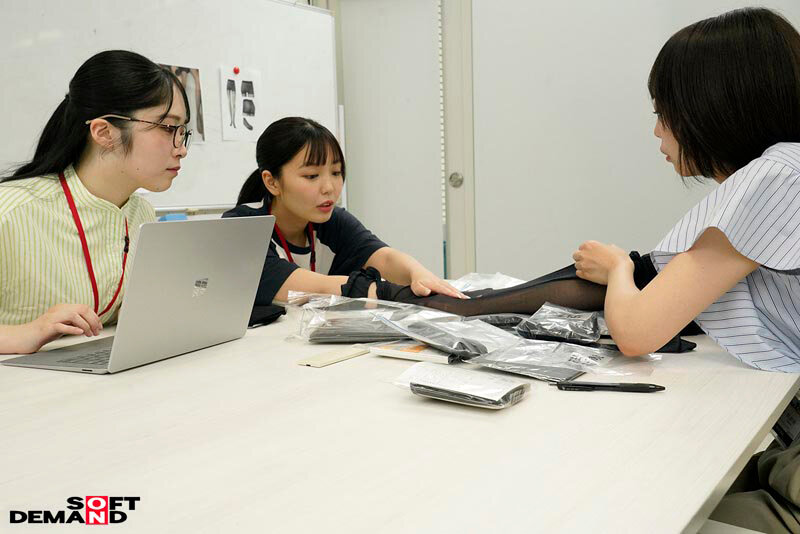 「阿南佳奈美・大野茅冬・岩ヶ谷暁美のOL黒パンスト尻フェチ局部アップ！同僚女子社員の魅惑シーン」のサンプル画像3枚目