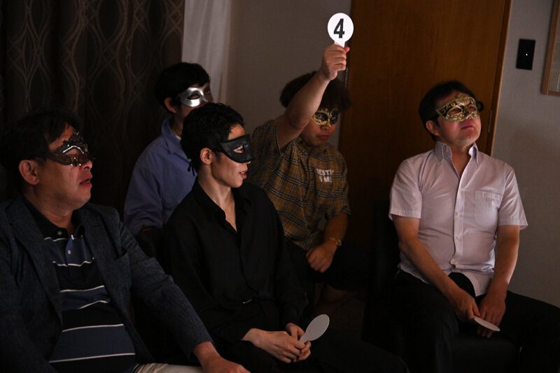 「森沢かな（飯岡かなこ）巨乳人妻が3P乱交で中出しアクメ！禁断の再就職ドラマ」のサンプル画像10枚目