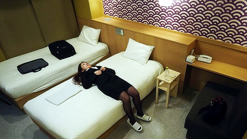 「【素人OL】制服姿の巨乳美女がホテルで無防備オナニー｜盗撮・のぞき系で興奮必至の秘蔵映像」のサンプル画像1枚目