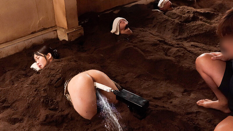 「【人妻NTR】砂風呂拘束マッサージで潮吹きアクメ連続絶頂！夫の隣でバイブ責めされる美人妻」のサンプル画像3枚目