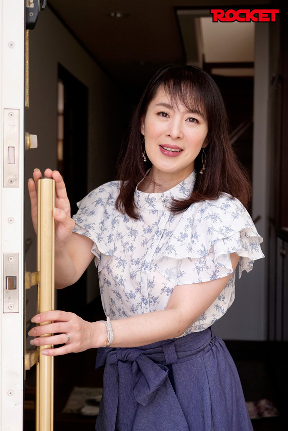 「【熟女】美人ママと息子の禁断の近親相姦プレイ！14年ぶりの再会で衝撃の展開【人妻AV】」のサムネイル