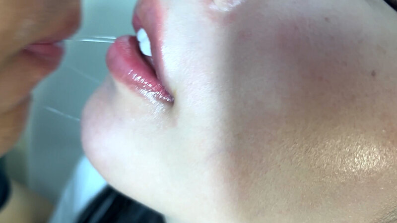 「【素人お姉さん】まいなちゃんがM男に濃厚キス・接吻！ナンパで出会った美女の甘いキステクニック」のサンプル画像11枚目