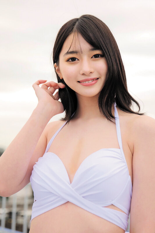 「素人女子大生ひかる＆なぎさが水着マッサージでナンパされ中出し！夏のビーチギャル発情体験」のサンプル画像1枚目