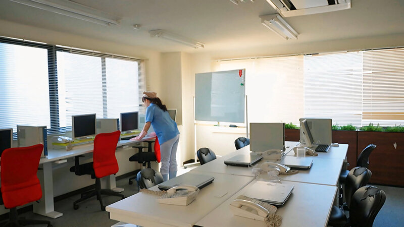 「熟女人妻清掃員が業務中にオナニー＆中出しされる姿がエロすぎる素人動画」のサンプル画像5枚目