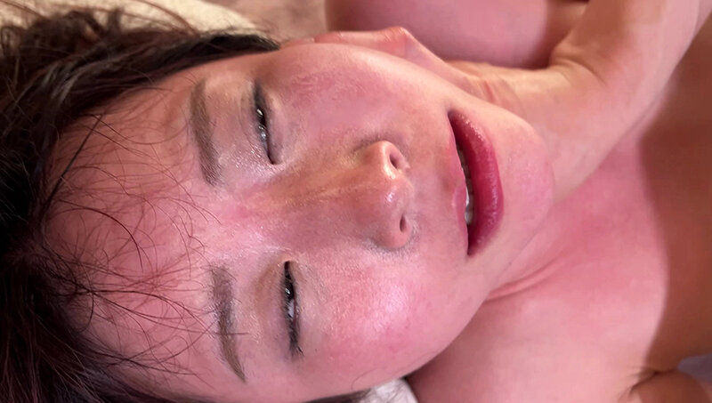 「新村あかり・沙月恵奈が人妻スワッピング3Pで乱れる！レズ調教される新婚妻の禁断プレイ」のサンプル画像17枚目