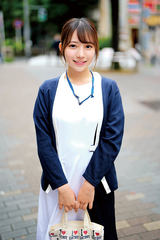 「【素人ナース】優しい巨乳美少女が童貞くんに騎乗位で筆おろし！手コキから中出しまで」のサムネイル