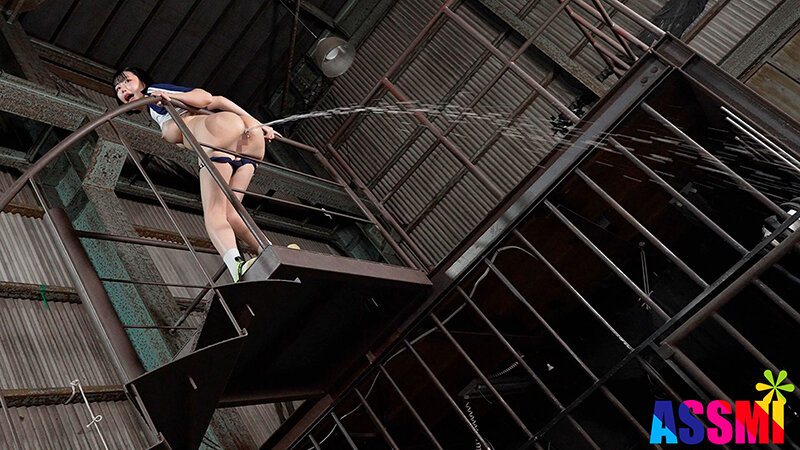 「琥珀やや 美尻レースクイーンが野外露出で恥じらい放尿＆浣腸プレイ！アナルセックス中出し解禁」のサンプル画像12枚目