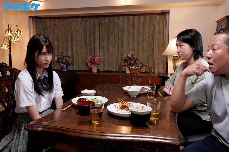 「楓カレンが女子校生スク水姿で辱めを受ける！スレンダー美少女の競泳水着プレイ」のサムネイル