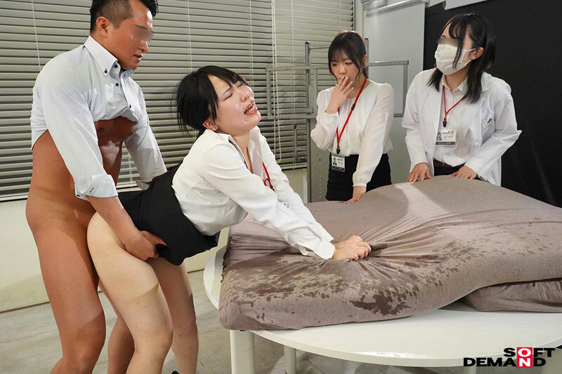 「加賀谷恋白・沢村新渚・赤城恩が挑む拘束潮吹き実験！OL女子社員の放尿お漏らし検証」のサンプル画像20枚目