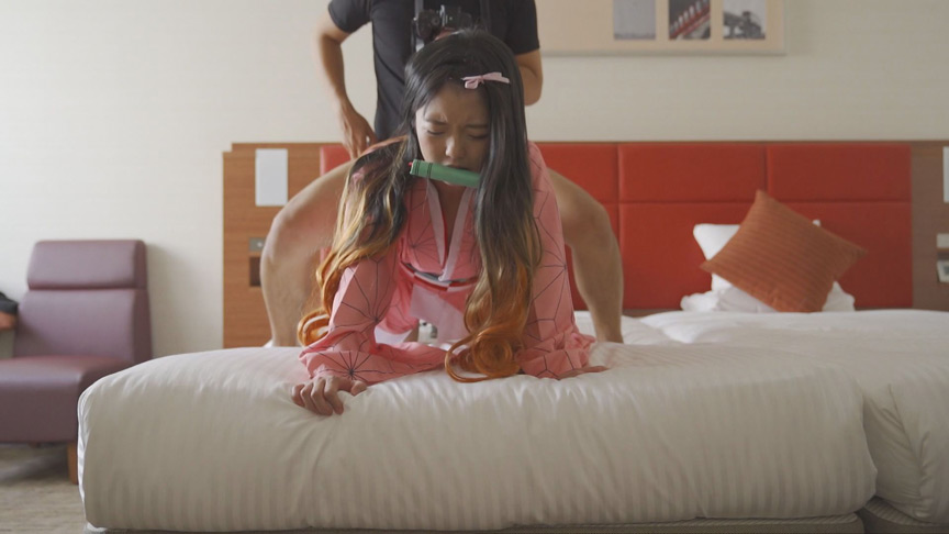 「【コスプレ】かわいい妹系コスプレイヤーがキモオジに責められる屈辱プレイ【素人】」のサンプル画像9枚目