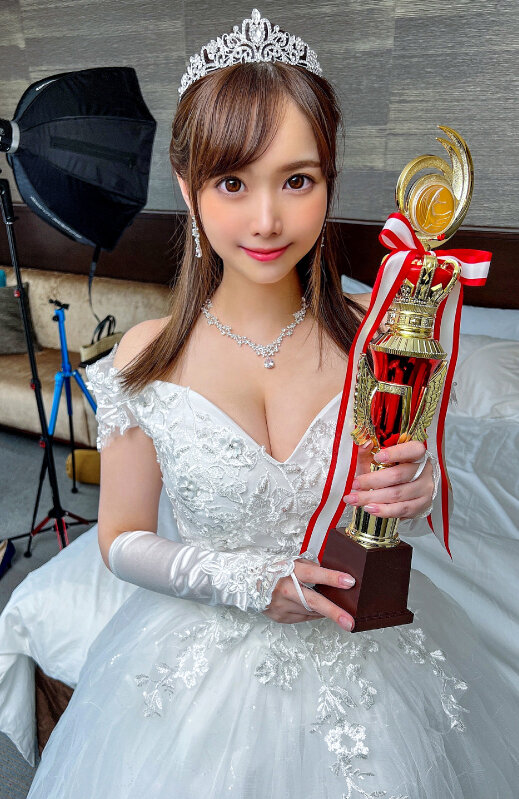 「【素人コスプレ】爆乳レースクイーンの個撮フェラ映像が流出！秘密のプライベート盗撮動画11名収録」のサンプル画像1枚目