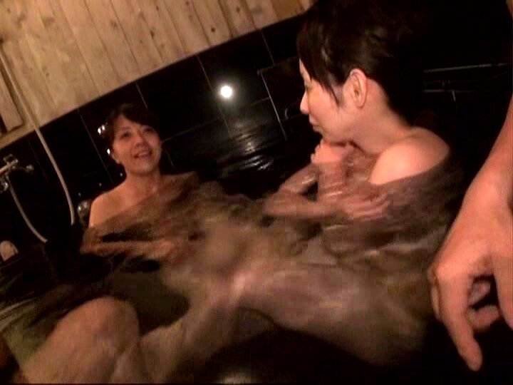 「【人妻】不倫旅行で魅せる濃厚な乱交プレイ｜欲求不満な主婦たちの秘密の温泉旅行」のサンプル画像14枚目