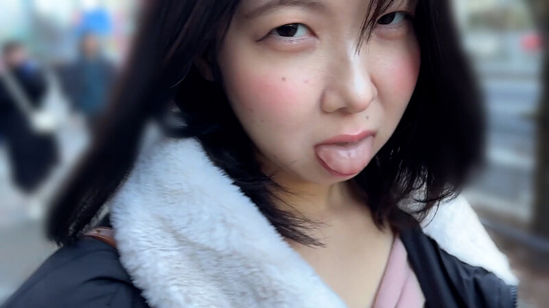 「素人お姉さんにナンパでキス・接吻をお願い！食品工場事務員みりなちゃんの甘い唇体験」のサムネイル