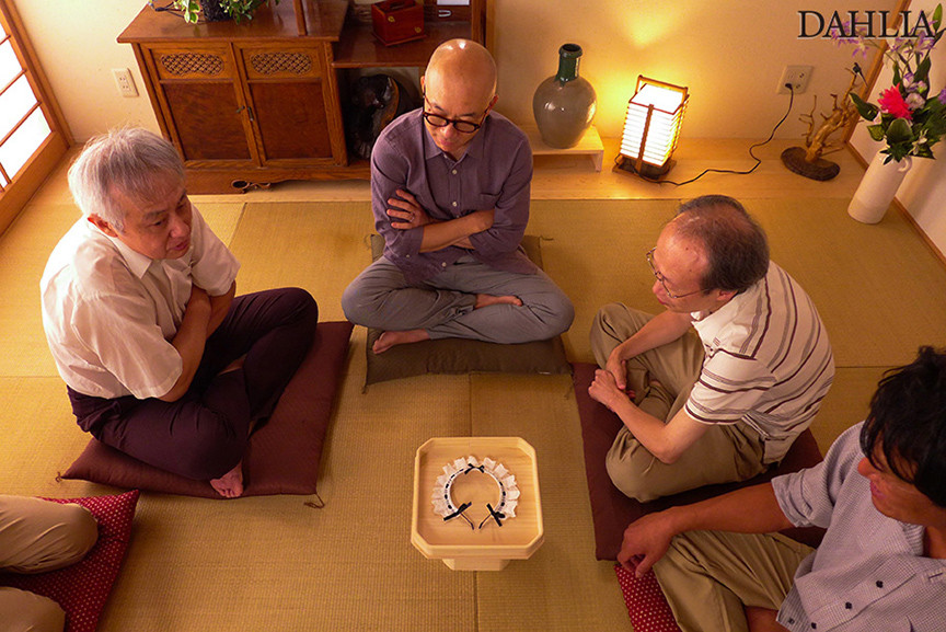 「小沢菜穂が魅せる熟女メイドの献身奉仕プレイ｜町内会で話題の人妻作品」のサムネイル