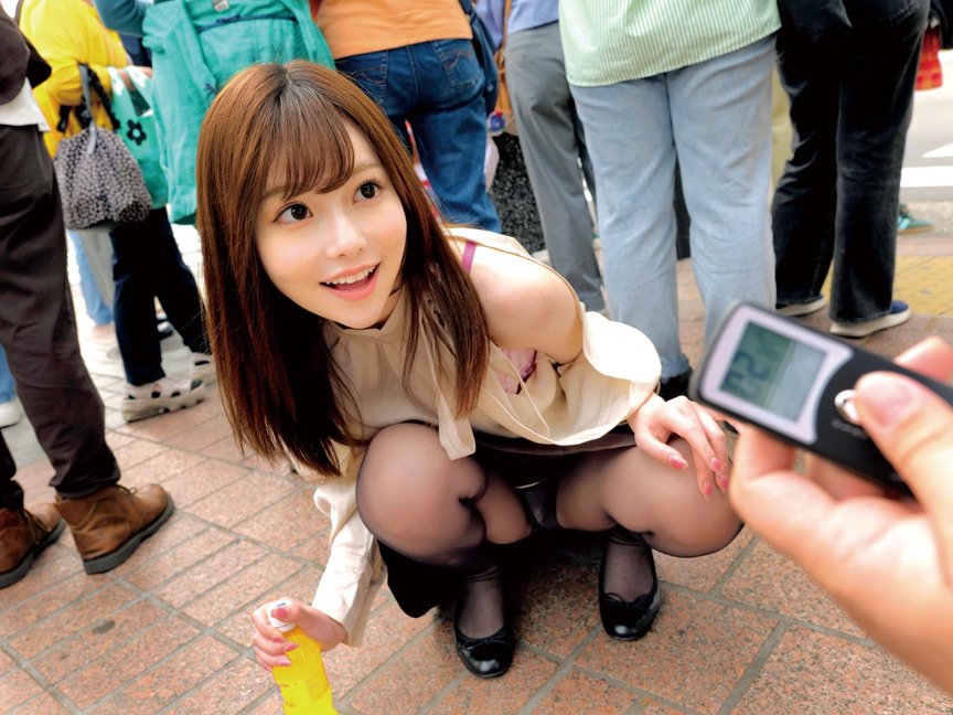 「【素人】黒パンストOL美女がリモコンバイブ散歩で羞恥プレイ！我慢できずに感じまくる姿が必見」のサムネイル