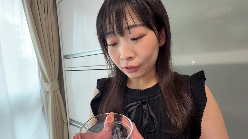 「【原美織】素人お姉さんをナンパ！個人撮影で魅せる舌ブラシ汚舌苔採取の衝撃映像」のサンプル画像15枚目