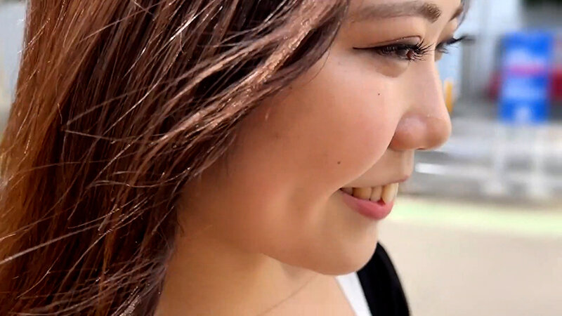 「【素人ナンパ】美人アパレル店員のお姉さんにキスをお願い！街中で声かけ成功の神回」のサンプル画像2枚目