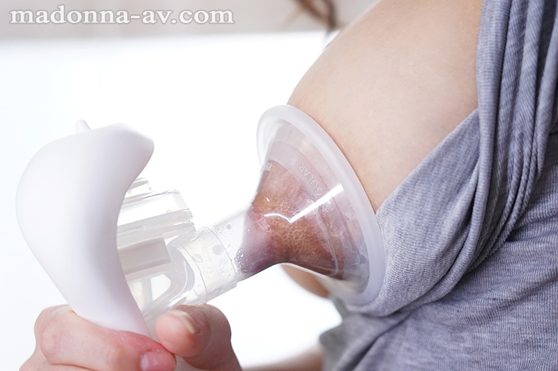 「さとう白音の母乳プレイが凄い！巨乳人妻熟女の背徳ミルクシャワー作品を徹底レビュー」のサンプル画像4枚目