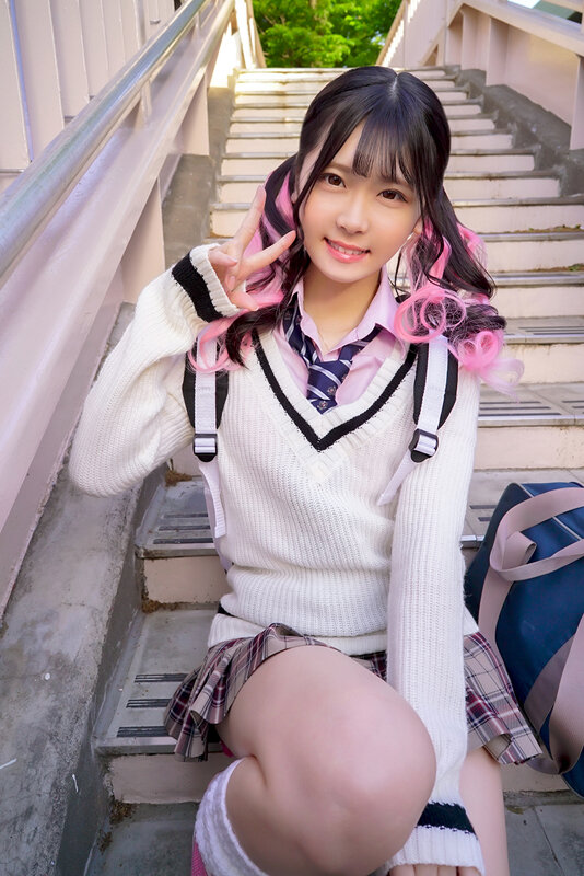 「皆瀬あかり 制服女子校生が大量潮吹き＆お漏らし連発！痴女JKの過激プレイ動画」のサムネイル