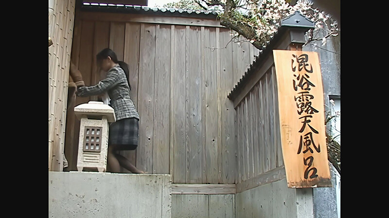 「【人妻NTR】混浴露天風呂で美人妻を夫の目の前で寝取り！3Pに発展する衝撃の温泉旅行」のサムネイル