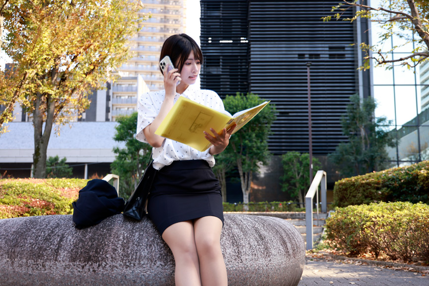 「「私、競泳水着好きでごめんなさい…」 いつも競泳水着を着て興奮しています 服の下に水着を着て働くOL」のサンプル画像2枚目