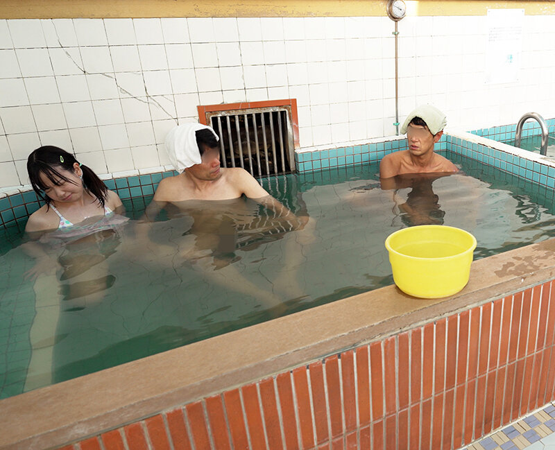 「【微乳パイパン】銭湯で誘惑する小柄な痴女っ子たちの潮吹き中出しプレイ集」のサンプル画像17枚目