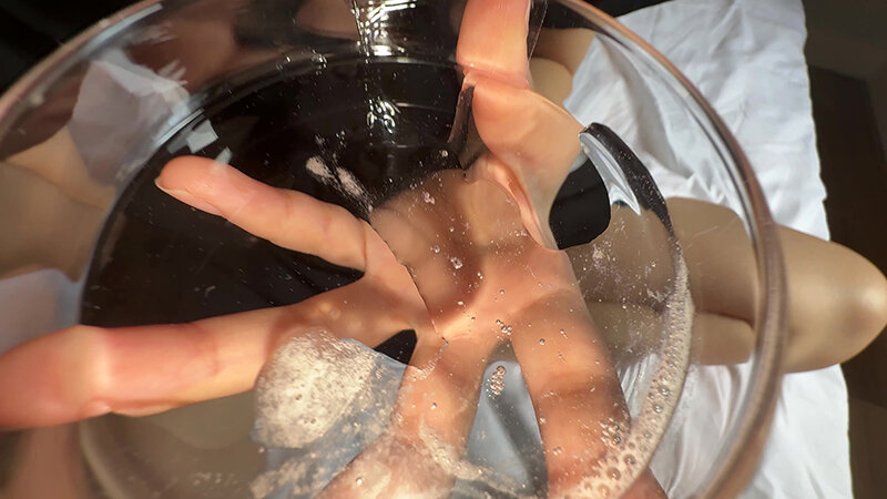 「【湊波流】素人お姉さんをナンパ！舌ブラシで汚舌苔採取する個人撮影動画」のサンプル画像15枚目