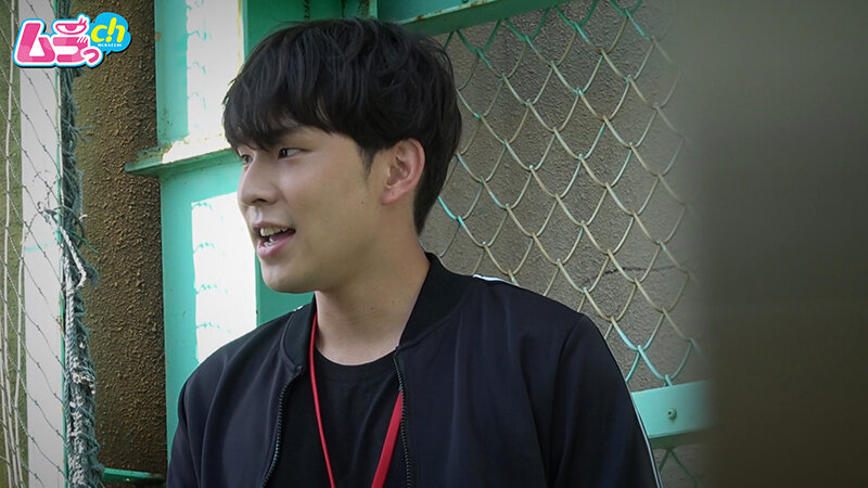 「綾美ななが魅せる盗撮・のぞきプレイ！美乳痴女美少女の大胆パフォーマンス」のサンプル画像2枚目