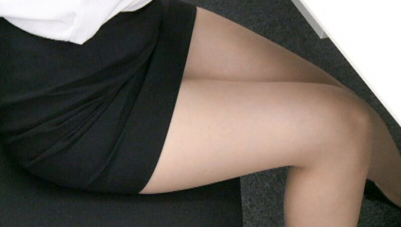 「【素人OL】オフィス制服ミニスカパンスト美脚フェチ動画｜セクシー脚線美に興奮必至の脚フェチ作品」のサンプル画像1枚目
