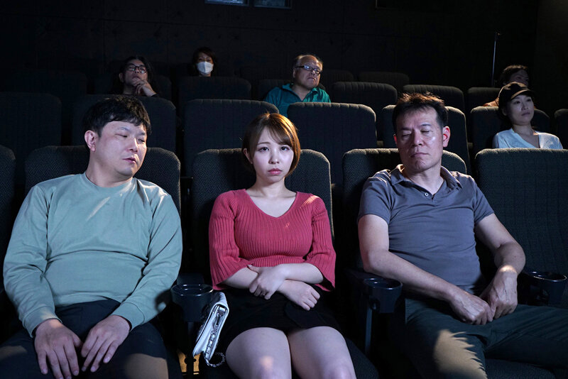 「【宍戸里帆】巨乳人妻が映画館で寝取られ！複数男性との3Pで興奮が止まらない衝撃NTR体験」のサンプル画像18枚目