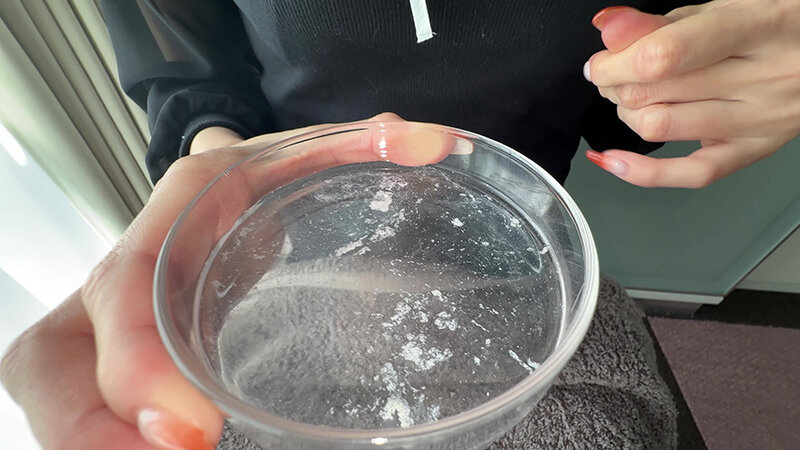 「【安堂はるの】素人お姉さんをナンパ！個人撮影で魅せる舌ブラシ汚舌苔採取の衝撃映像」のサンプル画像16枚目