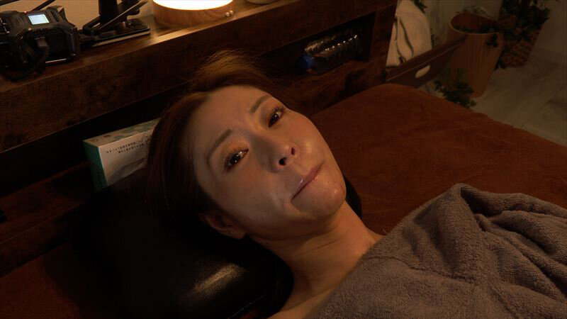 「葵百合香が人妻痴女に!性感マッサージで指マン・ポルチオ責めされ絶頂アクメ」のサンプル画像10枚目