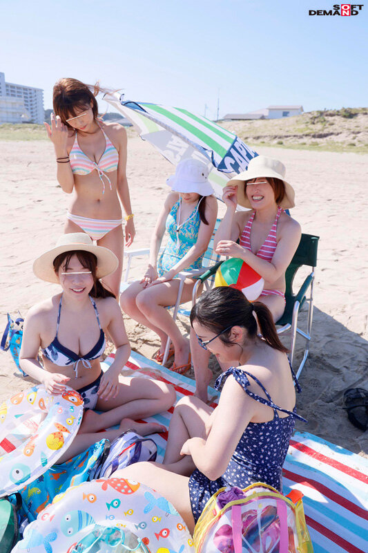 「【素人人妻】水着ママたちがナンパされてNTR大乱交！子供会の海水浴で3P寝取られ体験」のサンプル画像11枚目