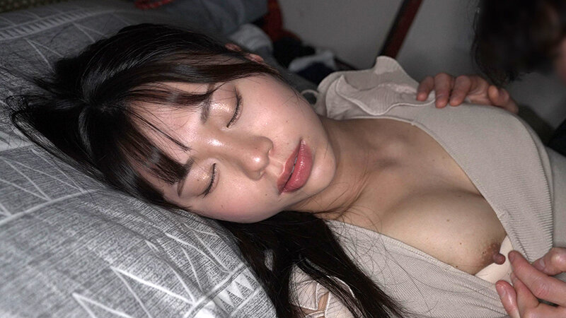 「【素人】黒髪清楚な22歳スレンダー美女の無防備な姿を盗撮!寝ている間に中出しされる衝撃映像」のサンプル画像2枚目