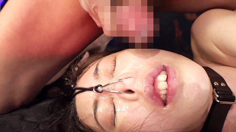 「【M女お姉さん】スレンダー微乳美女が羞恥の鼻フック＆イラマチオで3P調教されぶっかけされる」のサンプル画像12枚目