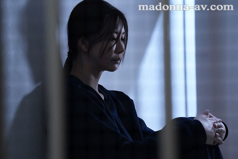 「愛弓りょう 巨乳人妻熟女が3P・4Pで中出しされる衝撃の取り調べ映像」のサンプル画像3枚目