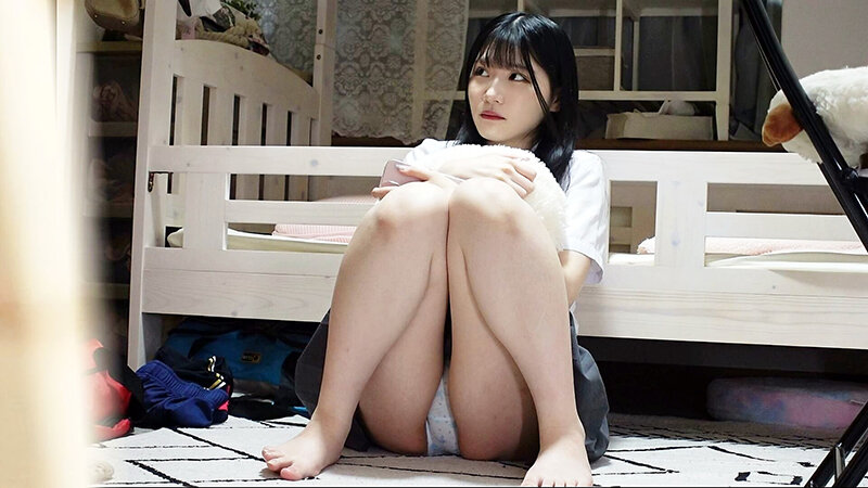 「女子校生の秘密のオナニー盗撮｜学生服美少女の指マン自慰を覗き見する興奮映像」のサンプル画像1枚目