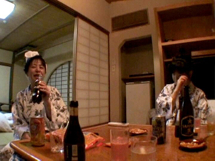 「【人妻・主婦】美人妻の不倫旅行で乱交プレイ！禁断の温泉旅館で繰り広げられる背徳の情事」のサンプル画像16枚目