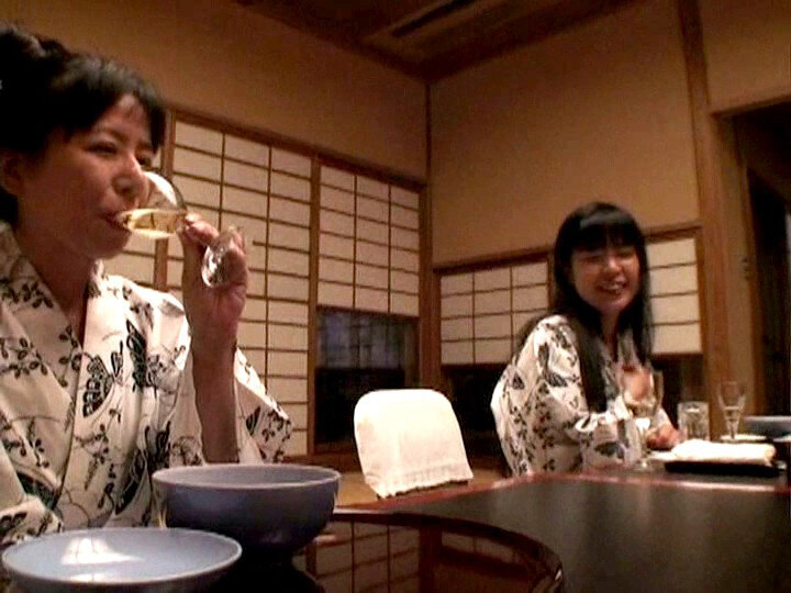 「【人妻・主婦】美人妻の不倫旅行で乱交プレイ！禁断の温泉旅館で繰り広げられる背徳の情事」のサンプル画像6枚目