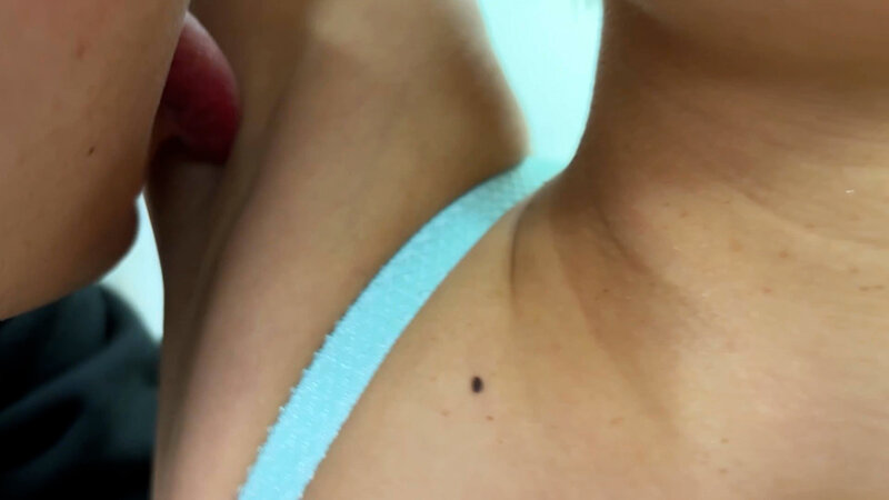 「【素人ナンパ】美容部員お姉さんがM男のお願いに応じてワキ舐め許可する衝撃映像」のサンプル画像11枚目