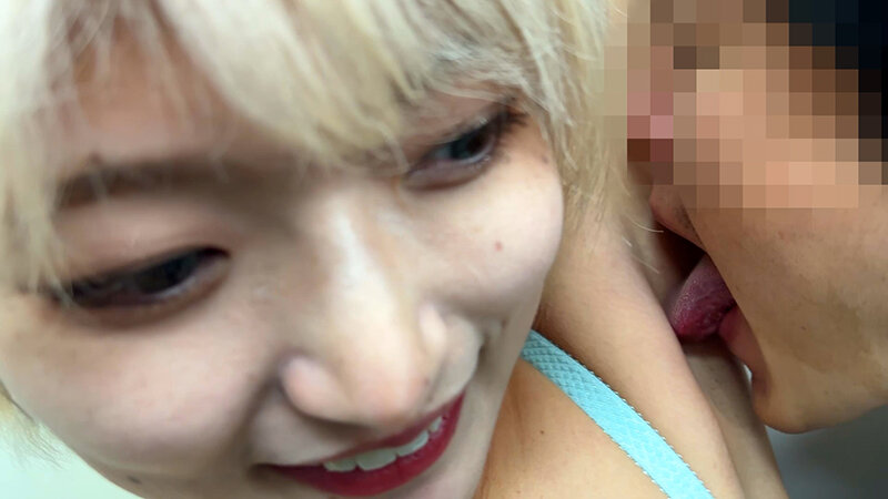 「【素人ナンパ】美容部員お姉さんがM男のお願いに応じてワキ舐め許可する衝撃映像」のサンプル画像15枚目