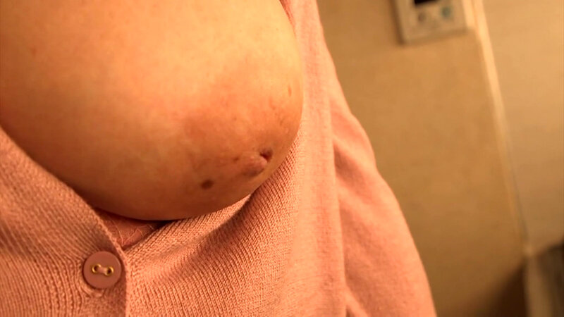 「【加賀美涼子】巨乳巨尻の四十路熟女お母さんがフェラとオナニーで魅せる近親相姦動画」のサンプル画像11枚目