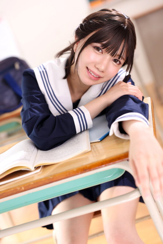 「日向由奈のコスプレパンチラ誘惑！小悪魔美少女の淫語責めに興奮必至の挑発プレイ」のサンプル画像1枚目