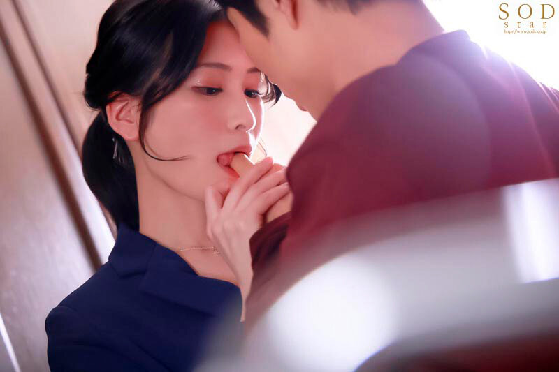 「本庄鈴のスレンダー美脚で彼氏を寝取り!不動産レディが中出しNTRする濃厚プレイ」のサンプル画像15枚目