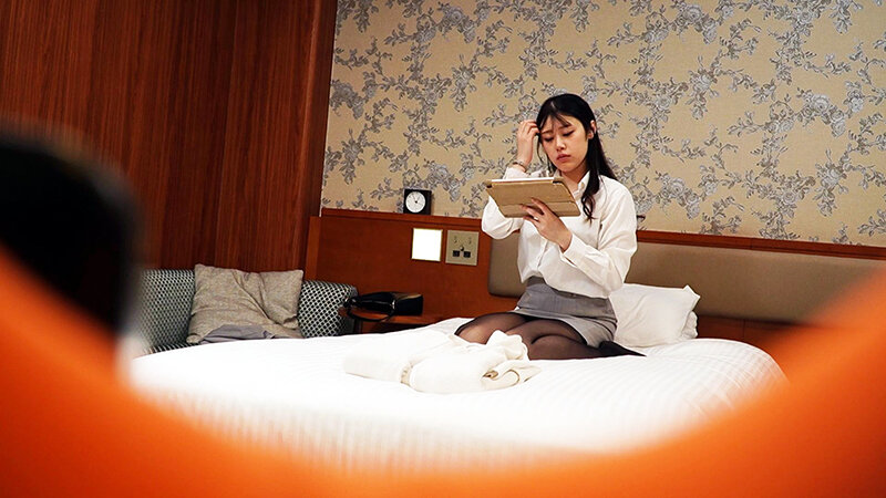 「【素人盗撮】ビジネスホテルで美乳巨乳OLの私的オナニー映像が流出【のぞき】」のサンプル画像2枚目