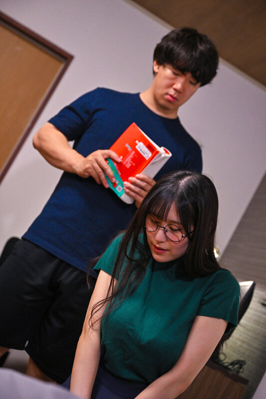 「雨宮ひびき 巨乳痴女お姉さんの禁断NTR中出しプレイ｜弟を誘惑する地味メガネ美女」のサンプル画像2枚目