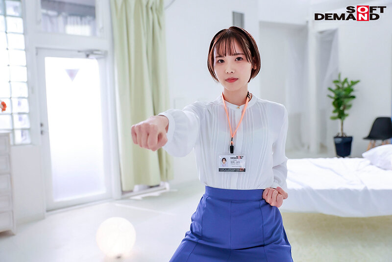 「柴崎はる スレンダー美女がビジネススーツ姿でAVデビュー！照れ屋なショートカット社員の大胆プレイ」のサンプル画像4枚目