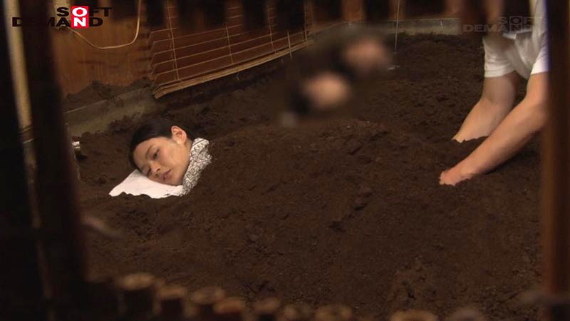 「スレンダーOLが電マ拘束で潮吹き絶頂!砂風呂エステで感度10倍の快感体験」のサンプル画像4枚目