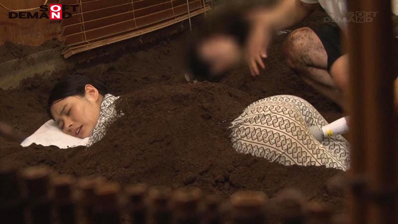 「スレンダーOLが電マ拘束で潮吹き絶頂!砂風呂エステで感度10倍の快感体験」のサンプル画像5枚目